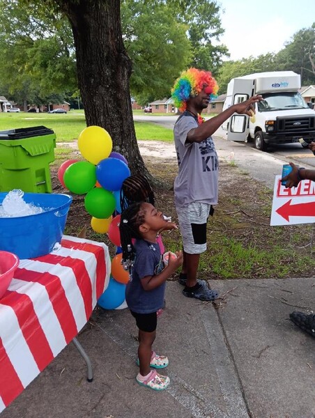 Clownwithkids..jpg Clown with kids.